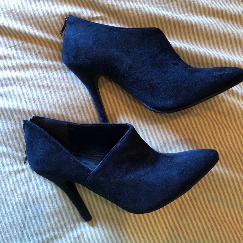 Wild Diva Women's Black Suede Ankle Booties